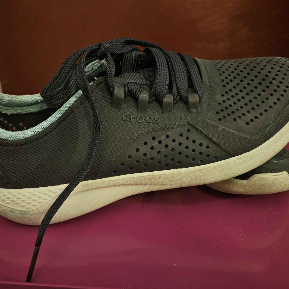 8 CROCS Women's s Naby and White Sneakers